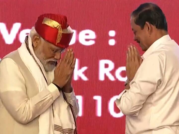 शरद पवार ने कहा कि मैं प्रधानमंत्री मोदी से कहना चाहता हूं, पुणे शहर का इस देश में एक विशेष महत्व है. छत्रपति शिवाजी महाराज और उनका इतिहास पूरी दुनिया जानती है. शिवाजी महाराजजी का जन्म इसी जिले के शिवनेरी किले में हुआ था और उनका बचपन पुणे शहर के लाल महल में बीता. देश के जवानों ने देश की रक्षा के लिए एक तरह की सर्जिकल स्ट्राइक की. सर्जिकल स्ट्राइक की चर्चा अभी चल रही थी, लेकिन इस देश की पहली सर्जिकल स्ट्राइक छत्रपति शिवाजी के समय में हुई जब शाहिस्तेखान ने लाल महल पर कब्जा करने की कोशिश की. इस महत्वपूर्ण बात को भुलाया नहीं जा सकता. यहां बहुत कुछ कहा जा सकता है, हम लोकमान्य को याद करने आये हैं.