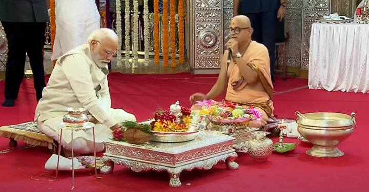 यावेळी नागरिकांनी मोदींची एक झलक पाहण्यासाठी मोदी गर्दी केली होती.
