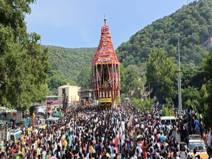 அழகர்கோவிலில் ஆடிப் பெருந்திருவிழாவையொட்டி  நடைபெற்ற திருத்தேரோட்டத்தில் லட்சகணக்கான பக்தர்கள் கலந்துக்கொண்டு சுவாமி தரிசனம் செய்தனர்.