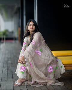 Sravanthi Chokarapu: అప్పుడే విరిసిన మల్లె పువ్వులా మెరిసిపోతున్న స్రవంతి చొక్కారపు