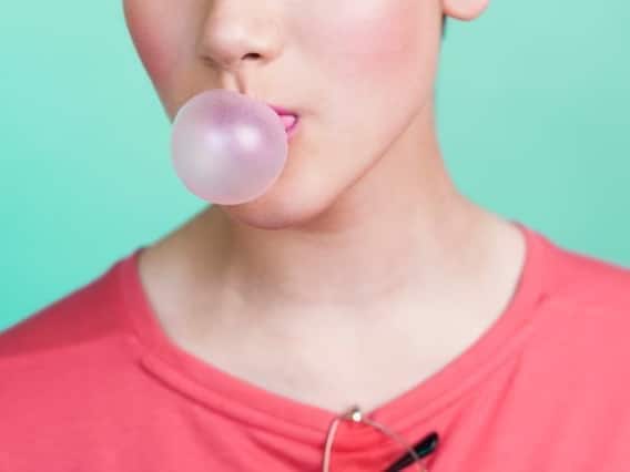 હેલ્થ એક્સપર્ટ્સનું કહેવું છે કે ગળ્યા પછી ચ્યુઇંગ ગમ પેટની લાઇનિંગ સુધી પહોંચે છે અને તે આંતરડામાં અવરોધ પેદા કરી શકે છે. ઘણા લોકો માને છે કે ચ્યુઇંગ ગમ 7 વર્ષ સુધી પેટમાં રહે છે. જ્યારે આવું બિલકુલ નથી.