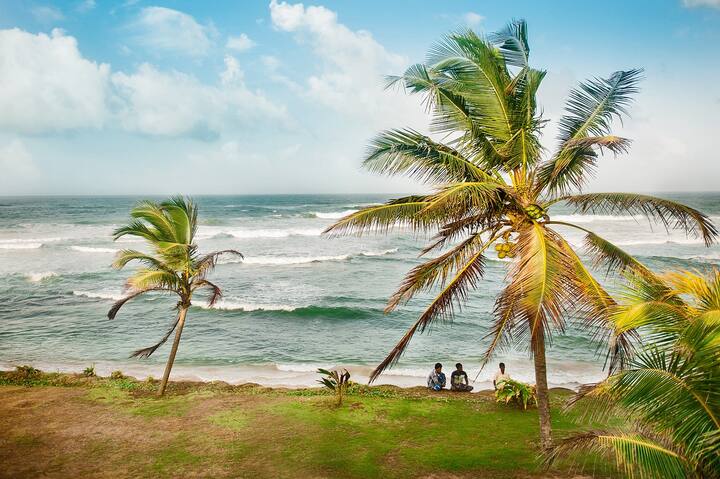 श्रीलंका (कोलंबो, और श्री जयवर्धनेपुरा कोट्टे): कोलंबो श्रीलंका के तट पर है, यहां के नजारे दिल को खुश कर देते हैं. श्री जयवर्धनेपुरा कोट्टे श्रीलंकाई संसद भवन के रूप में भी जाना जाता है.