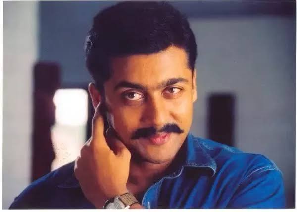 நேர்மையான போலீஸ் அதிகாரியாக சூர்யாவும் பள்ளி ஆசிரியை கதாப்பாத்திரத்தில் ஜோதிகாவும் நடித்திருந்தனர்.