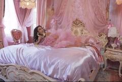 Preity Zinta पर भी छाया Barbie का खुमार, पिंक नेट की फ्रॉक पहन बेड पर उछल कूद करती दिखीं एक्ट्रेस