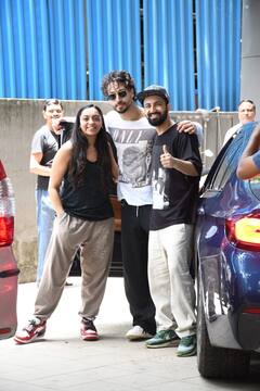 टी शर्ट पहनना भूल गए Tiger Shroff! सिर्फ लोअर पहनकर आ गए बाहर....तस्वीरें वायरल