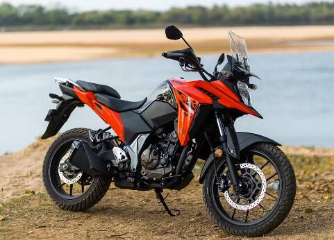 Suzuki V Strom SX ही देखील एक उत्तम स्पोर्ट्स बाईक आहे. ही 249cc इंजिनसह येते. तसेच उत्तम नियंत्रणासाठी ब्लूटूथ वैशिष्ट्यासह डिजिटल कन्सोल आणि ड्युअल चॅनल ABS सारखी नवीनतम वैशिष्ट्यं आहेत. या बाईकची सुरुवातीची किंमत 2.11 लाख रुपये आहे.