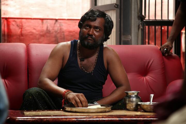 மதுரையை ஆட்டிப்படைக்கும் ரவுடியாக வலம் வருபவர் அசால்ட் சேது. இவரது வாழ்க்கையை படமாக்க மதுரை வருகிறார் கதாநாயகன் சித்தார்த்.