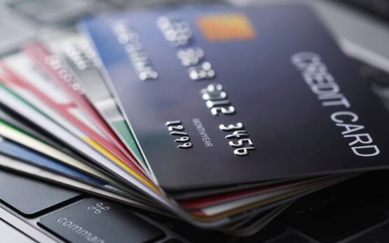 ਵਿਦੇਸ਼ਾਂ ਵਿੱਚ ਕਾਰਡਾਂ ਦੀ ਵਰਤੋਂ ਨੂੰ ਉਤਸ਼ਾਹਿਤ ਕਰਨਾ : ਆਰਬੀਆਈ ਨੇ ਡੈਬਿਟ ਤੇ ਕ੍ਰੈਡਿਟ ਕਾਰਡਾਂ ਦੀ ਅੰਤਰਰਾਸ਼ਟਰੀ ਵਰਤੋਂ 'ਤੇ ਕੁਝ ਸੀਮਾਵਾਂ ਲਗਾਈਆਂ ਹਨ। ਕਾਰਡਧਾਰਕਾਂ ਨੂੰ ਆਪਣੀ ਤਰਜੀਹ ਅਨੁਸਾਰ ਅੰਤਰਰਾਸ਼ਟਰੀ ਲੈਣ-ਦੇਣ ਲਈ ਕਾਰਡ ਨੂੰ ਇਨਏਬਲ ਜਾਂ ਡਿਸਏਬਲ ਕਰਨ ਦੀ ਲੋੜ ਹੁੰਦੀ ਹੈ। ਇਸ ਵਿਸ਼ੇਸ਼ਤਾ ਜ਼ਰੀਏ, ਕਾਰਡ ਧਾਰਕਾਂ ਨੂੰ ਦੇਸ਼ ਤੋਂ ਬਾਹਰ ਆਪਣੇ ਕਾਰਡ ਦੀ ਦੁਰਵਰਤੋਂ ਤੋਂ ਬਚਾਇਆ ਜਾਵੇਗਾ।