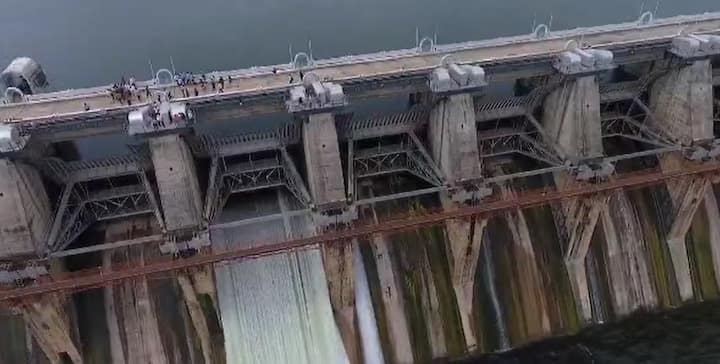 DHAROI DAM: ગુજરાતમાં ચોમાસાની સિઝન પુરજોશમાં ચાલી રહી છે, વરસાદનો ચોથો રાઉન્ડ શરૂ થયો છે અને ઠેક ઠેકાણે વરસાદે કેર વર્તાવ્યો છે. આ વખતે દક્ષિણ ગુજરાત અને ઉત્તર ગુજરાતના કેટલાય સ્થળોએ વરસાદ મન મુકીને વરસી રહ્યો છે.