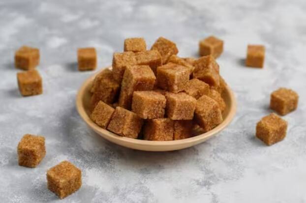 ਗੁੜ ਆਇਰਨ ਦਾ ਪਾਵਰਹਾਊਸ ਹੈ ਅਤੇ ਇਹ ਹੀਮੋਗਲੋਬਿਨ ਦੇ ਪੱਧਰ ਨੂੰ ਵੀ ਤੇਜ਼ੀ ਨਾਲ ਵਧਾ ਸਕਦਾ ਹੈ, ਤੁਸੀਂ ਸਵੇਰੇ ਕੋਸੇ ਪਾਣੀ ਨਾਲ ਗੁੜ ਦਾ ਸੇਵਨ ਕਰ ਸਕਦੇ ਹੋ।