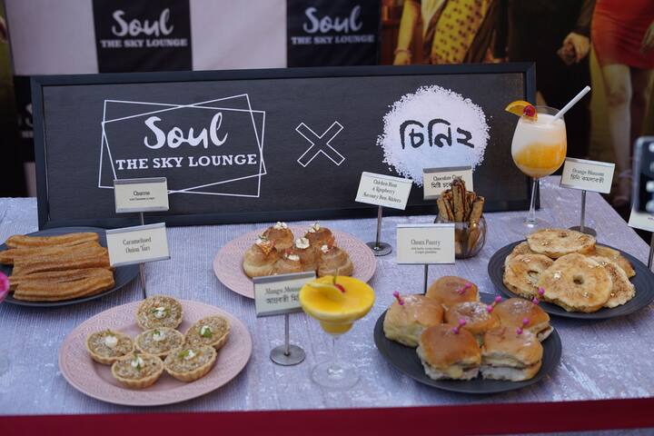 শহরের একটি ক্যাফেতে এদিন আয়োজন করা হয়েছিল 'চিনি ২'-র বিশেষ প্রচারের। আর সেখানেই প্রকাশ্যে এল, 'চিনি মালাই', 'অমরাবতী মিষ্টি', 'গোলাপি চিনি সুন্দরী', 'মিষ্টি চকো হাসি'- এই চার মিষ্টি।