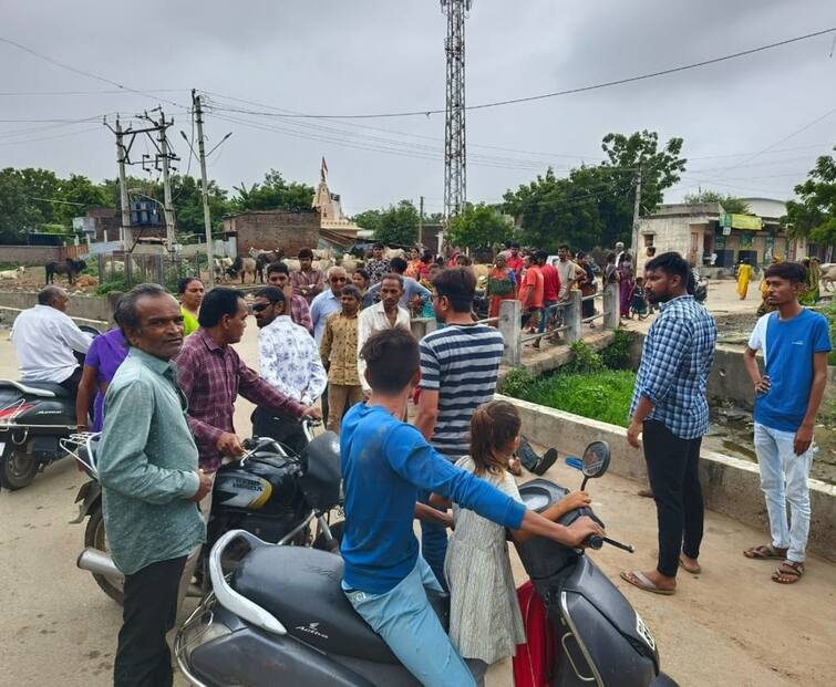 A 52-year-old man died due to stray cattle in Mehsana Mehsana: મહેસાણામાં રખડતા ઢોરે વધુ એક વ્યક્તિનો જીવ લીધો,  53 વર્ષીય આધેડના મોતથી લોકોમાં ભારે રોષ