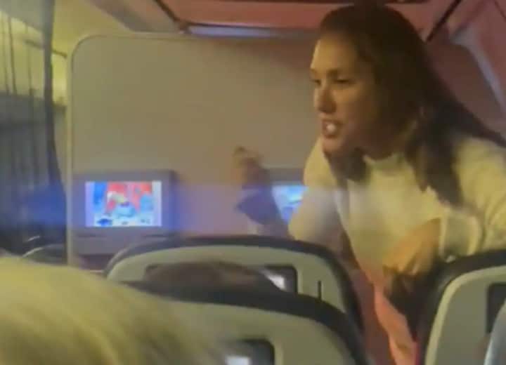 United Airlines Bans Woman After Argument over alcohol United Airlines: शराब को लेकर महिला यात्री ने फ्लाइट में किया हंगामा, अमेरिकी एयरलाइन ने लिया एक्शन