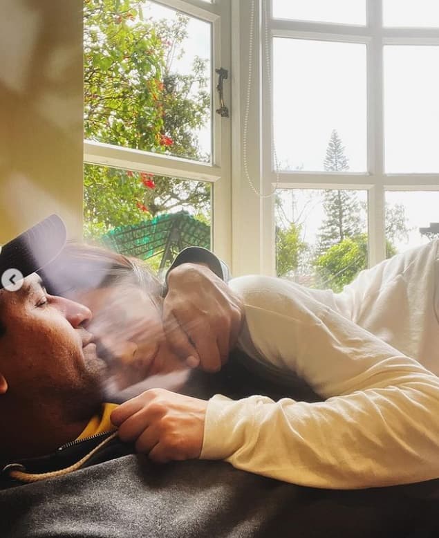 विक्की के टेरेस से तो मुंबई शहर की जगमगाहट दिखाई देती है. अक्सर कपल अपने टेरेस एरिया में साथ टाइम स्पेंड करते हैं.