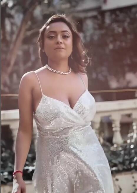 तो वहीं उल्लू वेब सीरीज जूली में भी नेहल वदोलिया नजर आई थीं, जिसमें उन्होंने काफी बोल्ड सीन्स दिए.