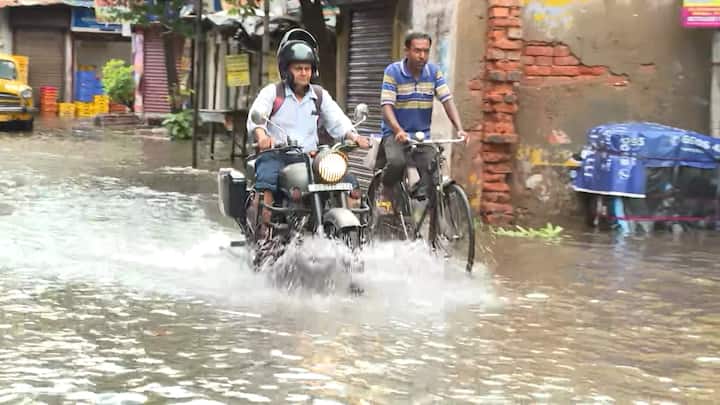 কোথাও কোথাও বাড়িতেও জল ঢুকেছে। বরাবরের মতো জল জমেছে সেন্ট্রাল অ্যাভিনিউয়ের বেশ কিছু জায়গায়।
