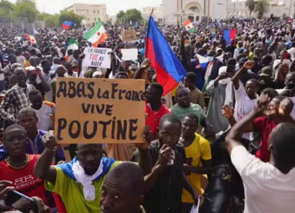 niger-situation-tense-after-military-coup-france-started-evacuating-its-citizens Niger: ਨਾਈਜਰ ਤੋਂ ਆਪਣੇ ਨਾਗਰਿਕਾਂ ਨੂੰ ਕੱਢ ਰਿਹਾ ਫਰਾਂਸ, ਇਨ੍ਹਾਂ ਦੇਸ਼ਾਂ ਦੀ ਧਮਕੀ ਤੋਂ ਬਾਅਦ ਵੱਧ ਰਿਹਾ ਖਤਰਾ