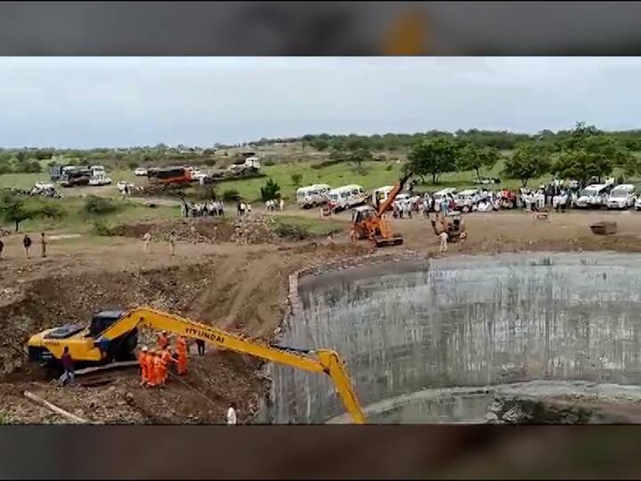 सोमनाथ लक्ष्मण गायकवाड, जावेद अकबर मुलाणी, परशुराम बन्सीलाल चव्हाण वय आणि मनोज मारुती चव्हाण हे चार कामगार त्या ठिकाणी विहिरीचं रिंग मारण्याचं काम करत होते.