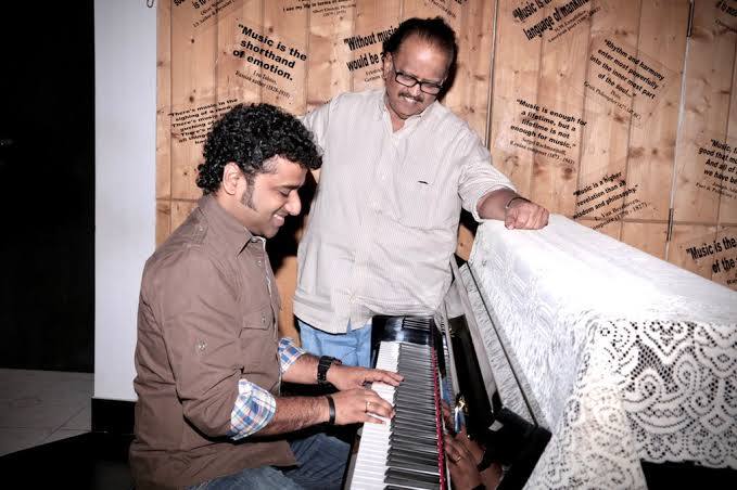 இவருக்கு இன்று பிறந்தநாள் என்பதால் பல பிரபலங்கள் அவருக்கு வாழ்த்துகளை தெரிவித்து வருகின்றனர்.