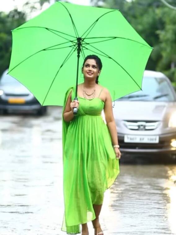 గ్రీన్ గొడుగుతో గ్రీన్ డ్రెస్ లో అరియానా నడకలు - వీడియో అదిరింది!