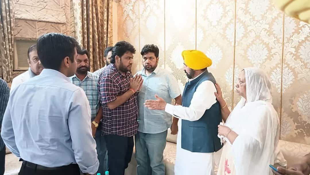 Bhagwant Mann met the family of late Surinder Shinda Late Surinder Shinda ਦੇ ਪਰਿਵਾਰ ਨੂੰ ਮਿਲੇ ਭਗਵੰਤ ਮਾਨ, ਹਸਪਤਾਲ ਦਾ ਬਿੱਲ ਕਰਵਾਇਆ ਅੱਧਾ, ਲੋਕਾਂ ਨੂੰ ਵੀ ਮਦਦ ਦੀ ਲਾਈ ਗੁਹਾਰ 