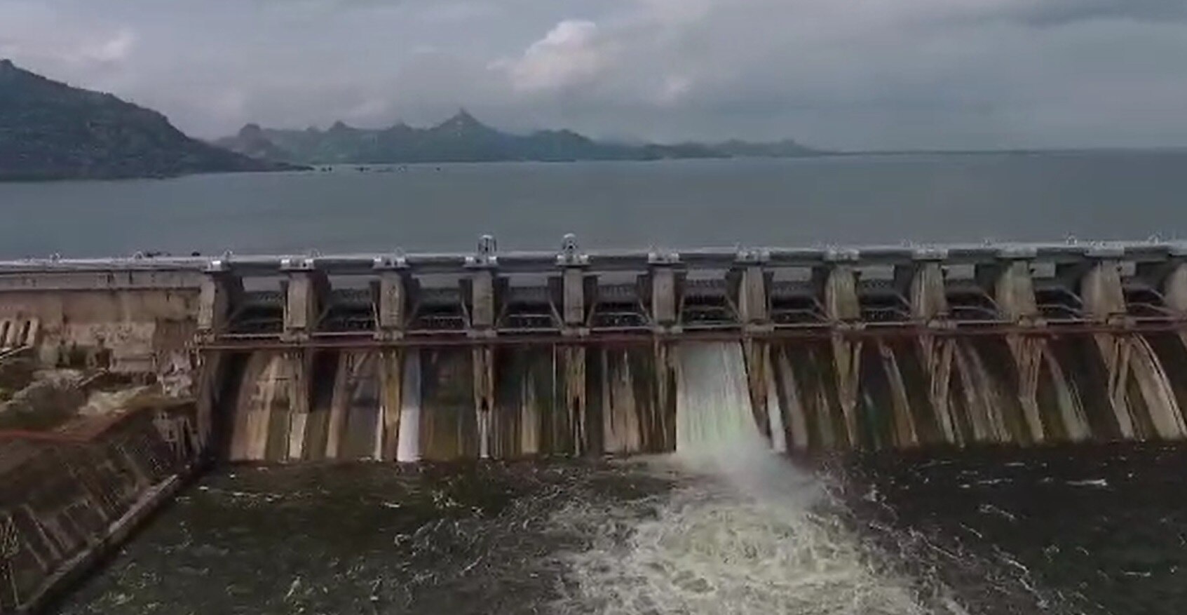 DHAROI DAM: ધરોઇ ડેમનો આકાશી નજારો, એક ગેટ ખોલીને સાબમતીમાં છોડાયું પાણી, જુઓ તસવીરો....