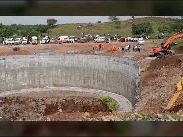 त्यानंतर गावकऱ्यांनी या ढिगार्‍याखाली हे लोक अडकले असल्याची भीती व्यक्त केली. काही जेसीबी आणि पोकलेन मशीनच्या मदतीने हा ढिगारा आता बाजूला करण्याचं काम सुरू आहे.
