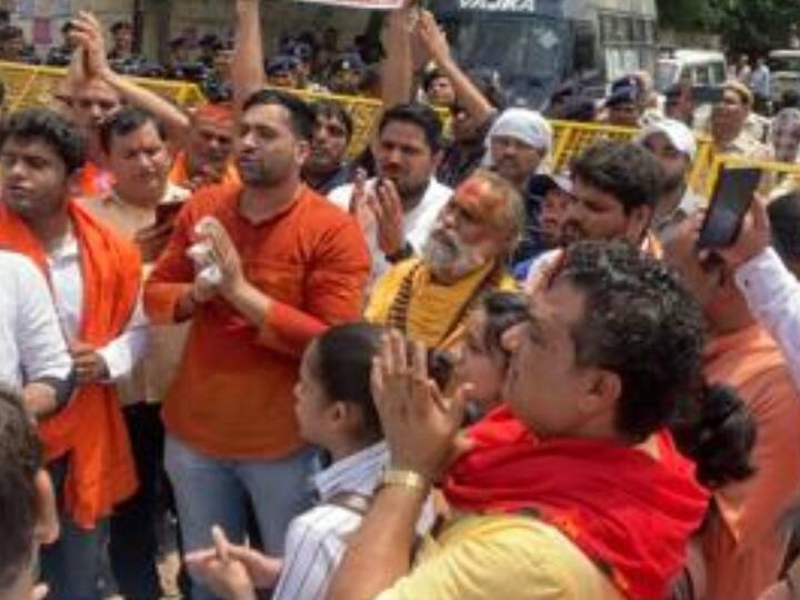 Haryana Nuh Violence Demonstration of Bajrang Dal stopped by Delhi Police, workers reciting Hanuman Chalisa Haryana Nuh Clash: नूंह हिंसा के विरोध में सड़क पर उतरे बजरंग दल कार्यकर्ता, दिल्ली पुलिस ने रोका तो पढ़ने लगे हनुमान चालीसा