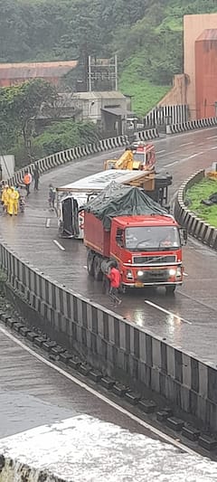 Mumbai-Pune Expressway : अपघातग्रस्त ट्रेलर हटवला, मुंबई-पुणे एक्स्प्रेसवेवरील वाहतूक दीड तासांनी सुरु