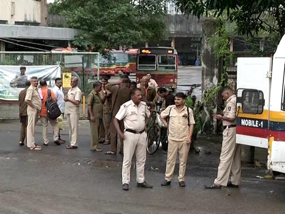 घाटकोपर बेस्ट डेपोतील कंत्राटी कर्मचाऱ्यांचा अचानक संप; पगारवाढ, इतर सुविधांच्या मागणीसाठी कर्मचारी आक्रमक