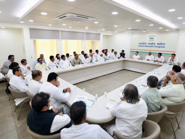 Mallikarjun Kharge Rahul Gandhi hold meeting with leaders of Karnataka Congress in Delhi DK Shivakumar Siddaramaiah कर्नाटक के पार्टी नेताओं के साथ राहुल गांधी और खरगे ने दिल्ली में की बैठक, मिशन 2024 की रणनीति पर हुई चर्चा