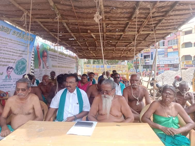 Farmers in Trichy are engaged in hanging protest TNN திருச்சியில் தூக்கு மாட்டும் போராட்டத்தில் ஈடுபட்ட விவசாயிகள்