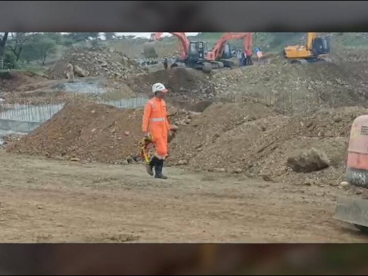 इंदापूर तालुक्यातील म्हसोबावाडी गावात विहिरीचं रिंग मारण्याचं काम सुरू असताना अचानक रिंग मारलेला स्लॅबचा भाग आणि मातीचा ढिगारा विहिरीत कोसळला.