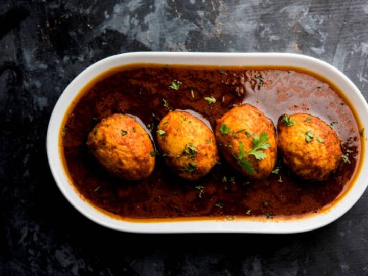 தேவையான பொருட்கள் 1 உருளைக்கிழங்கு, 3 முட்டை, 2 பச்சைமிளகாய், 5 சின்ன வெங்காயம், 1 பெரிய வெங்காயம் நறுக்கியது, 1 தக்காளி நறுக்கியது ,1 துண்டு இஞ்சி,4 பல் பூண்டு, கருவேப்பில்லை சிறிதளவு, உப்பு தேவையான அளவு, 2 டேபிள் எண்ணைய் , 1 டேபிள் ஸ்பூன் சாம்பார் பொடி கலவை தூள், ¼ டேபிள் ஸ்பூன் மஞ்சள் தூள் ,½ டேபிள் ஸ்பூன் மிளகு பொடி ,கொத்தமல்லி சிறிது நறுக்கியது.