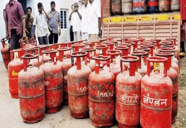 Gas Connection Process: ਜੇ ਗੈਸ ਦਾ ਕਨੈਕਸ਼ਨ ਲੈਣ ਤੁਸੀਂ ਆਫਲਾਈਨ ਅਪਲਾਈ ਕਰਨਾ ਚਾਹੀਦੇ ਹੋ ਤਾਂ ਇਸ ਲਈ ਤੁਹਾਨੂੰ ਡੀਲਰ ਦੇ ਦਫ਼ਤਰ ਜੇ ਕੇ ਅਪਲਾਈ ਕਰਨਾ ਪਵੇਗਾ। ਇਸ ਲਈ ਇੱਕ ਅਪਲੀਕੈਸ਼ਨ ਫਾਰਮ ਵੀ ਜ਼ਰੂਰੀ ਹੋਵੇਗਾ।