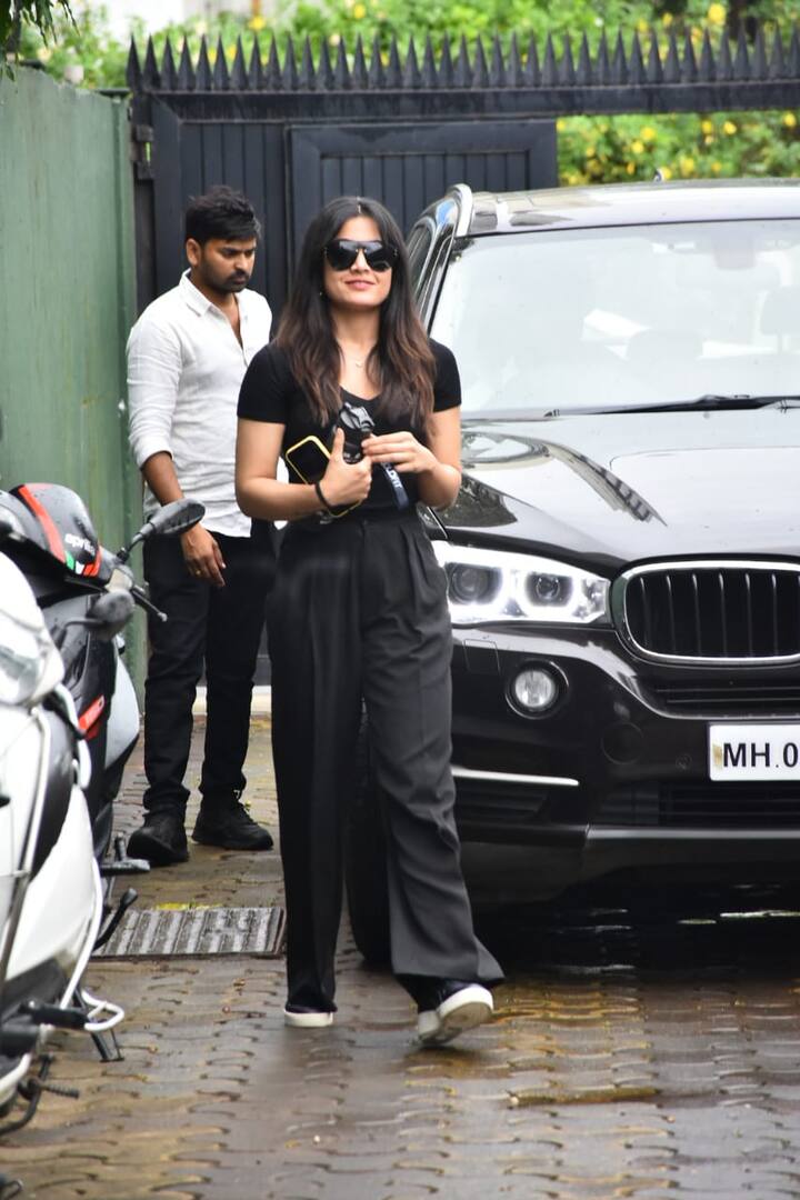 రష్మిక మందన్న ముంబైలో ఫొటోగ్రాఫర్లకు కనిపించారు.