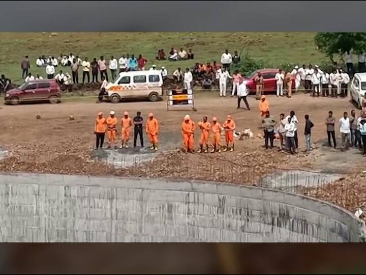 एनडीआरएफकडून बचावकार्य सुरु असून विहिरीतून माती काढण्याचं काम सुरू आहे.