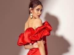 ఎర్ర గులాబీలా మెరిసిపోతున్న ప్రగ్యా జైస్వాల్ - ఫోటోలు చూశారా?