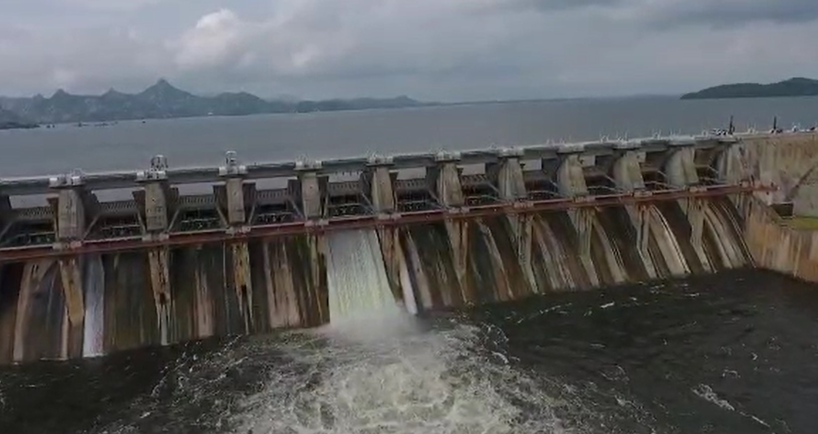 DHAROI DAM: ધરોઇ ડેમનો આકાશી નજારો, એક ગેટ ખોલીને સાબમતીમાં છોડાયું પાણી, જુઓ તસવીરો....