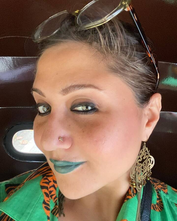 এবারও তাঁর অন্য়থা হলনা। সবুজ পোশাকের সঙ্গে সবুজ লিপস্টিকে সজ্জিতা হয়ে অটোয় চড়লেন অভিনেত্রী। পোস্ট করলেন একাধিক সেলফিও।