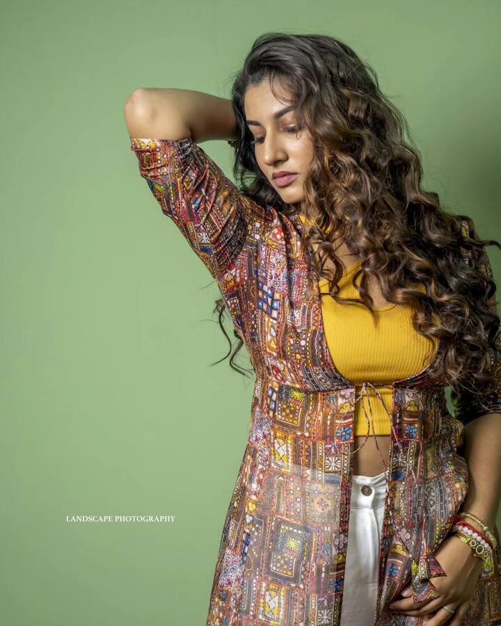 ఆ తర్వాత జబర్దస్త్ కామెడీ షో లోను కొన్ని స్కిట్స్ లో మెరిసింది. దాని అనంతరం కొన్ని చిన్న సినిమాల్లో నటించింది.