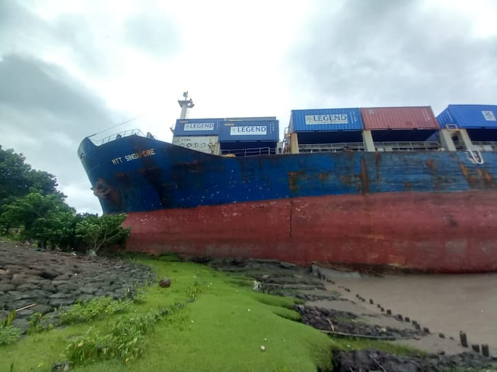 বিপদ রয়েছে আরও। কারণ ওই জাহাজটি সেখানে বাঁধেও ধাক্কা মেরেছে। তার ফলে ক্ষতিগ্রস্ত হয়েছে বাঁধ, বর্ষার সময় এমন ঘটনায় আতঙ্কে রয়েছেন স্থানীয় বাসিন্দারা।