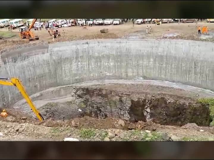 अचानक त्यांच्यावरती माती आणि विहिरीचा स्लॅब कोसळला आणि त्या ढिगार्‍याखाली ही कालपासून अडकले आहेत