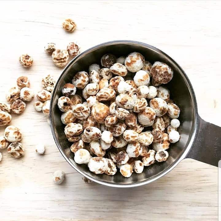 टाइगर नट्स में कैल्शियम और फास्फोरस जैसे पोषक तत्व पाए जाते हैं, जो हड्डियों को मजबूत बनाने में सहायक है. इनमें मैग्नीशियम की भरपूर मात्रा होती है. इसके अलावा इसमें विटामिन ई और सी भी मौजूद होता है. यह एक तरह का एंटीऑक्सीडेंट है जो हड्डियों को सुरक्षित रखते हैं.