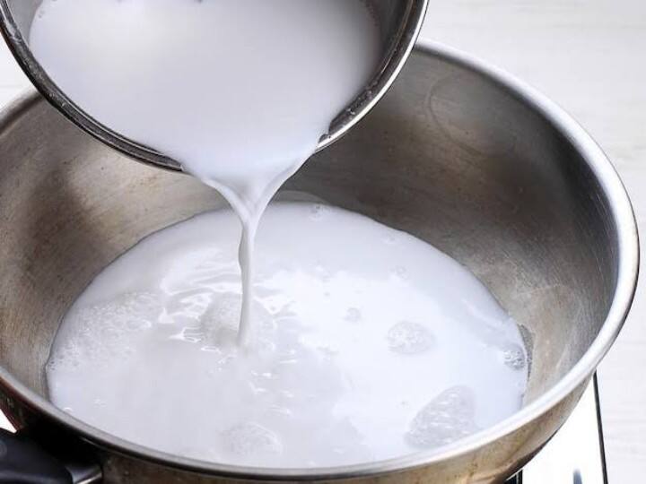 health tips right way to boil milk in monsoon according to ayurveda आयुर्वेद में जानें बारिश में दूध उबालने का सही तरीका, इस वक्त पिएंगे दूध तो छू भी नहीं पाएंगी बीमारियां