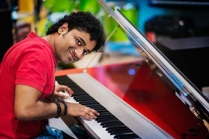 தமிழ், தெலுங்கு, கன்னடம், மலையாளம் போன்ற மொழி படங்களில் இசையமைப்பாளராக கலக்கி கொண்டிருப்பவர் டி.எஸ்.பி எனப்படும் தேவி ஸ்ரீ பிரசாத்.