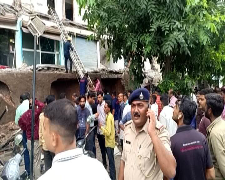 Bhavnagar: 10 to 15 people feared buried in debris after building collapse in Bhavnagar Bhavnagar:  જૂનાગઢ બાદ ભાવનગરમાં મોટી દુર્ઘટના, કોમ્પલેક્સનો પાછળનો ભાગ ધરાશાયી થતાં 10થી વધુ લોકો ઇજાગ્રસ્ત