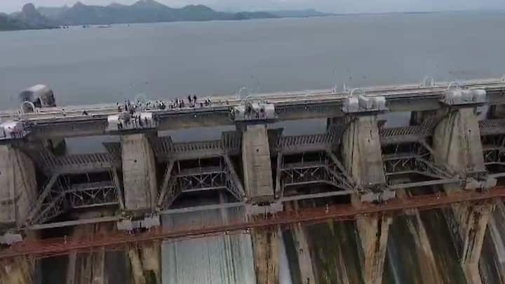 આકાશી નજારામાં ધરોઇ ડેમ એકમદ અહલાદક અને મનમોહક લાગી રહ્યો છે.  કુદરતી સૌદર્યથી ખીલેલી ધરોઇ ડેમની આજુબાજુની હરિયાણી પણ રમણીય લાગી રહી છે.