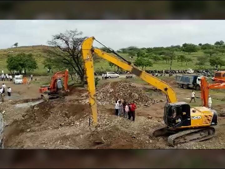 यामध्ये इंदापूर तालुक्यातील बेलवाडी गावातील चार कामगार ढिगार्‍याखाली अडकले गेले आहेत. ही घटना काल संध्याकाळच्या दरम्यान घडलीय. मात्र याचा उलगडा रात्री उशिरा झाला.