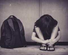 Suicidal Thoughts : एखाद्याच्या मनात आत्माहत्येचे विचार आहेत हे कसे ओळखाल?